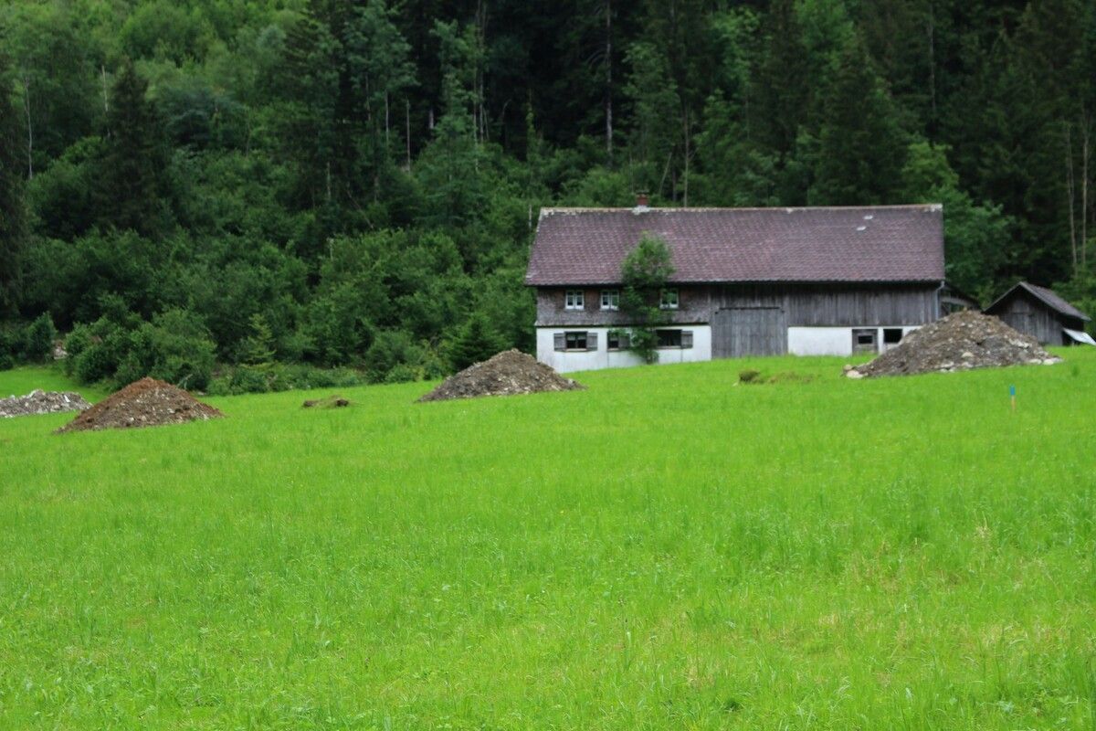 Zwar ist es noch kein Spatenstich, aber die Erdhaufen signalisieren, dass es mit dem Projekt Wälderhalle vorwärts geht. Die riesigen „Maulwurfshügel“ sind das Ergebnis von Bodenproben. STP