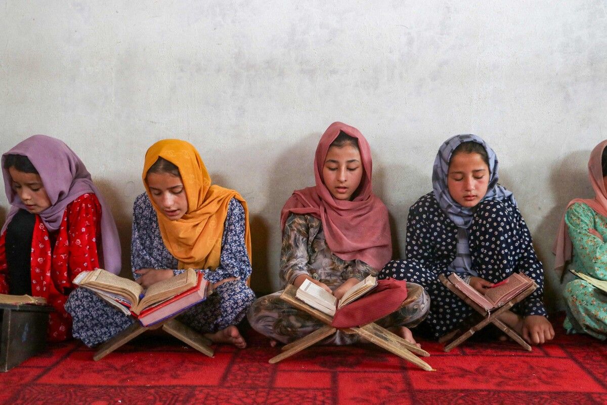 Afghanische Mädchen lesen den Koran in einer islamischen Schule. Die Taliban verbieten Mädchen ab der siebten Klasse zur Schule zu gehen. AFP