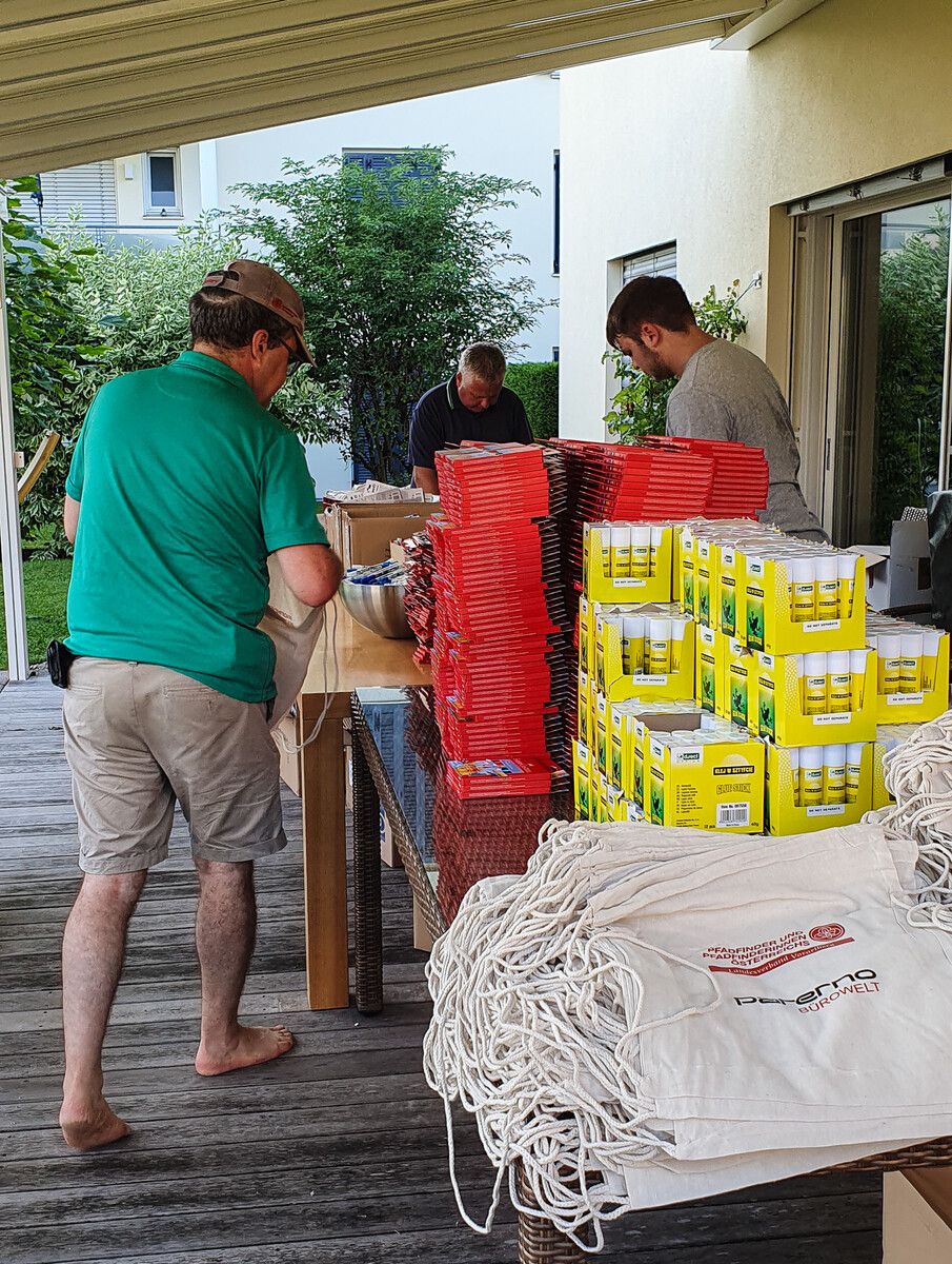 Alle gemeinsam helfen mit und packen 800 Pakete.