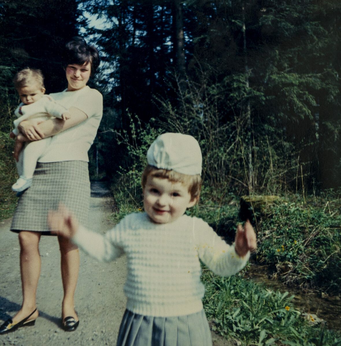Alleinerzieherin Inge mit ihren Kindern Christine und Thomas.