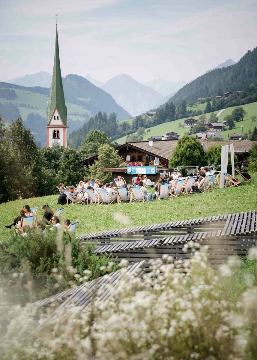 Alpbach beflügelt den Geist - vor allem wenn die Seminare in der Tiroler Bergwelt open air stattfinden können. ⇒