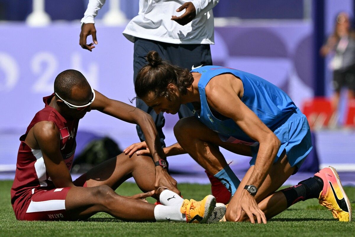 Als Barshim seinen Anlauf für den Sprung über 2,27 Meter abbrach und und sich an die Wade griff, eilte Tamberi zu ihm und unterstützte seinen Goldkollegen von 2021.⇒AP