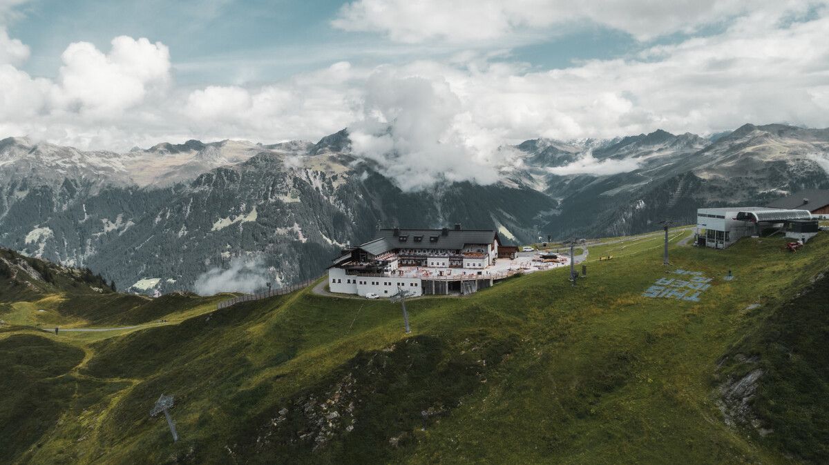 Als Basislager für die kreativen Exkursionen und Arbeiten dient das Bergrestaurant Nova Stoba. ⇒Phillip Schilcher