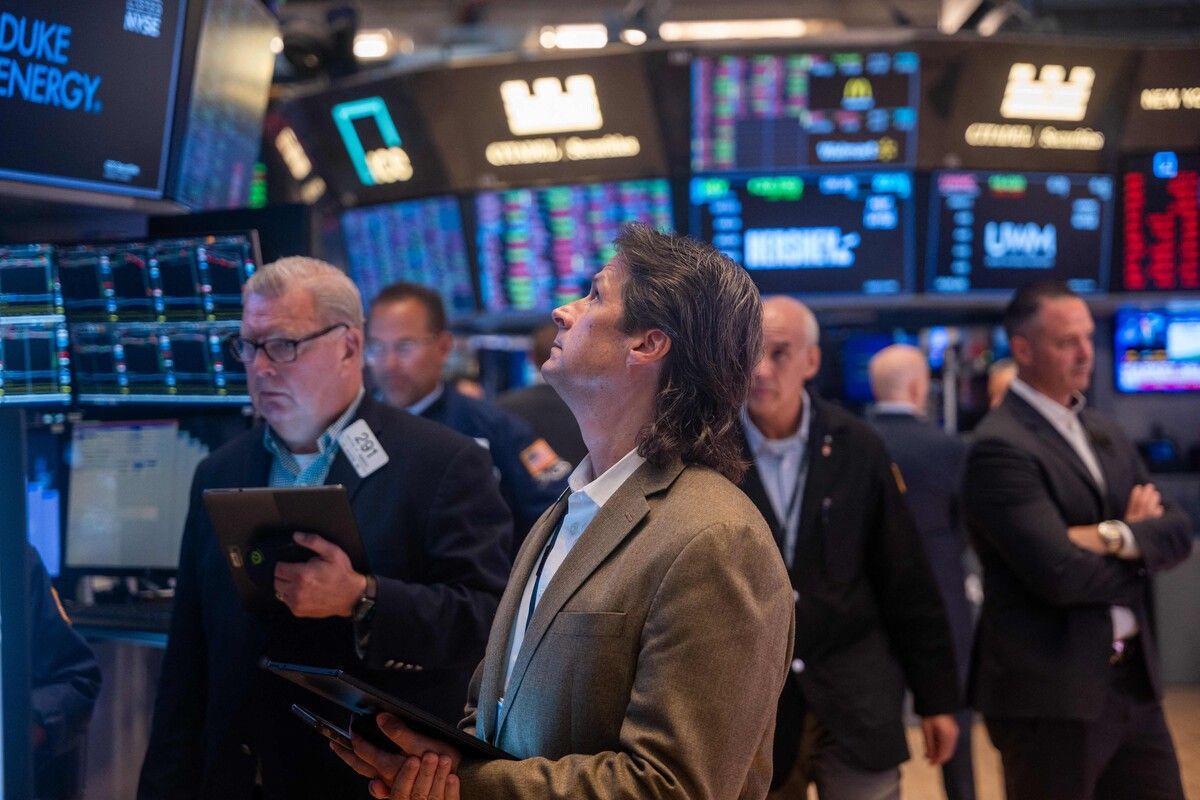 An der New Yorker Börse warteten die Händler gespannt auf die Handelseröffnung. Dann setzte sich die Talfahrt der Aktienmärkte fort. ⇒AFP