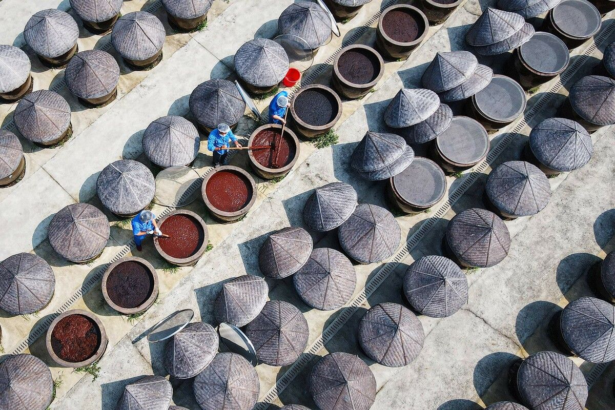 Arbeiter stellen in einem Dorf in Rugao in der ostchinesischen Provinz Jiangsu nach einem traditionellen Verfahren Sojasaucen her. AFP