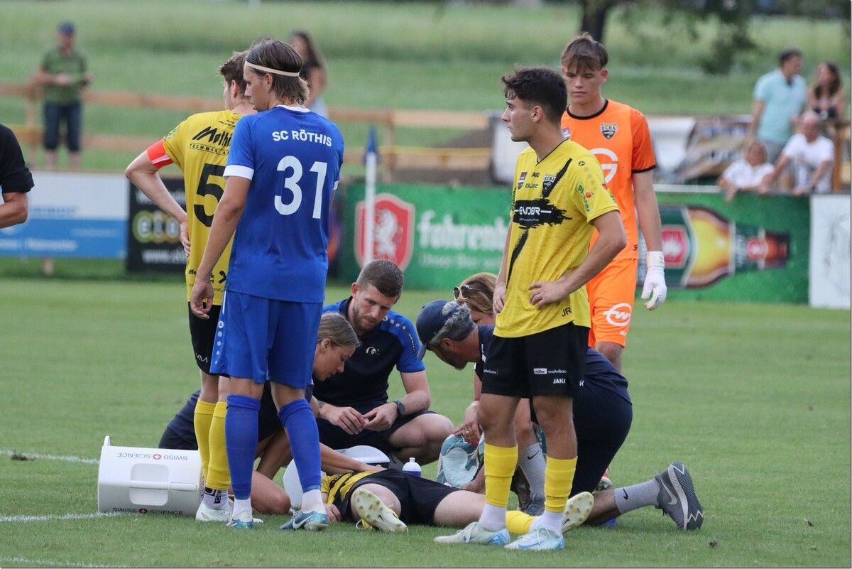 Ardian Ademi von den Altach Juniors blieb nach einem Zusammenprall minutenlang reglos am Boden liegen.⇒TK