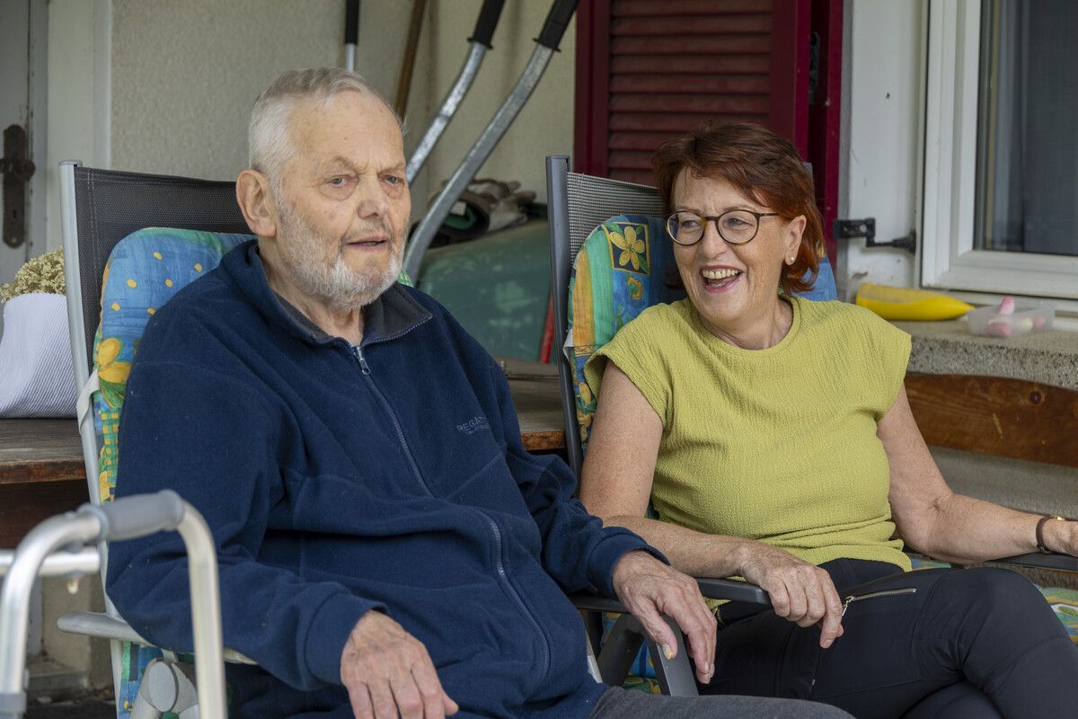 Armin Jochum und Gudrun Winkler sitzen gerne auf der Terrasse. VN/Paulitsch