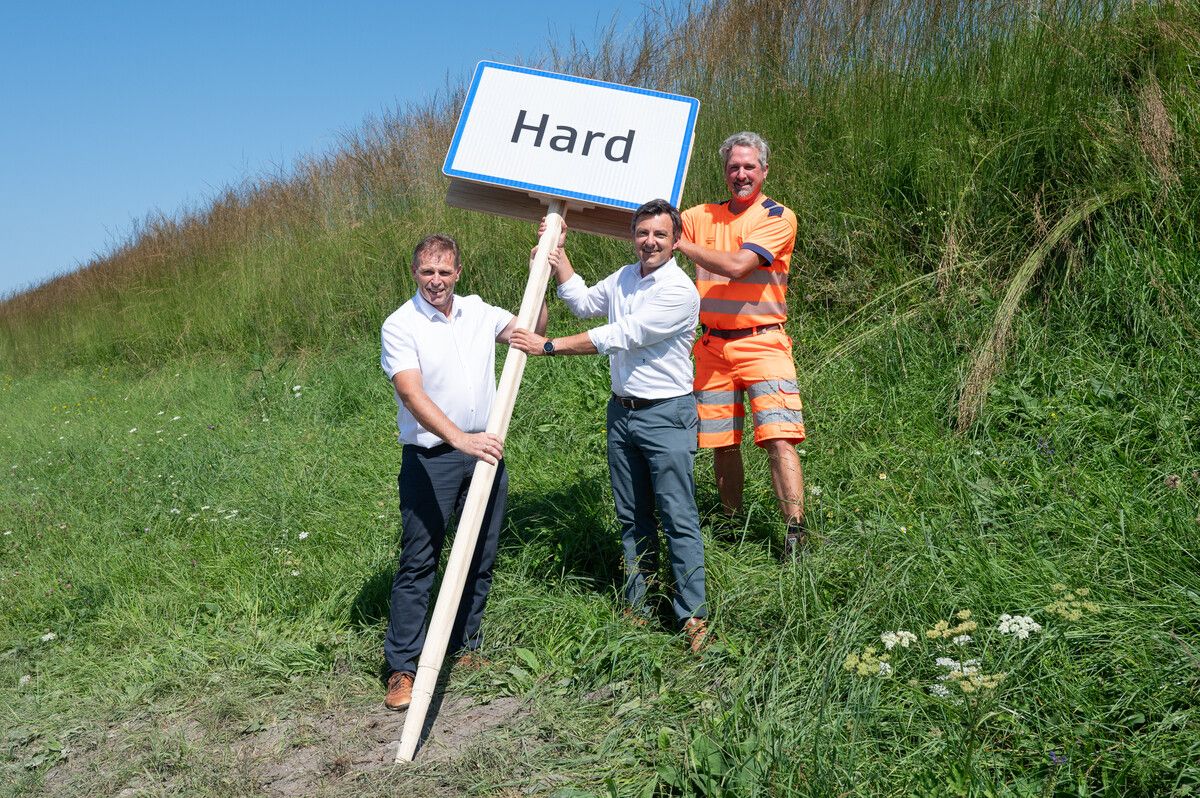 Auch der ITEK-Chef und der Bürgermeister packten mit an.