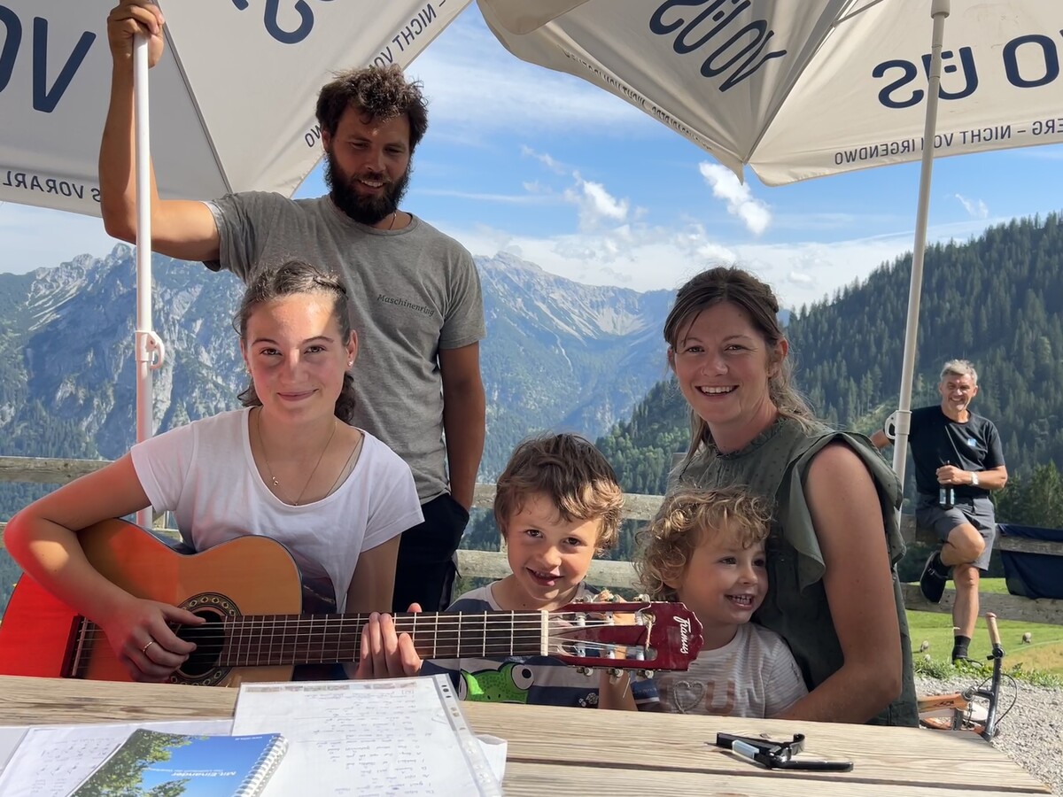 Auch die Älplerfamilie gab einige Stücke zum Besten: Pirmin und Katharina Steurer mit Pius und Martha sowie Pfisterin Julia.