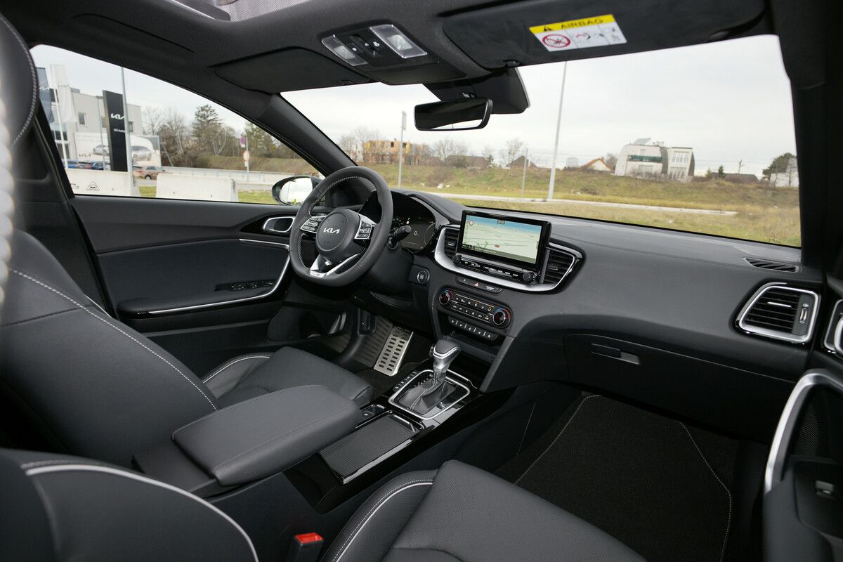 Auf Praxistauglichkeit orientiertes konventionelles Cockpit mit nicht zu überbordendem Instrumentarium.