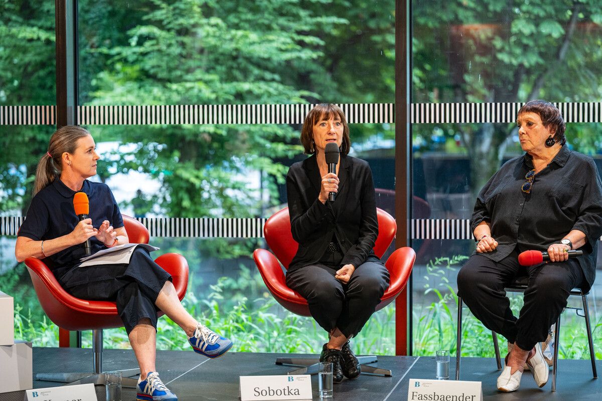Babette Karner im Gespräch mit Intendantin Elisabeth Sobotka und Regisseurin Brigitte Fassbaender.