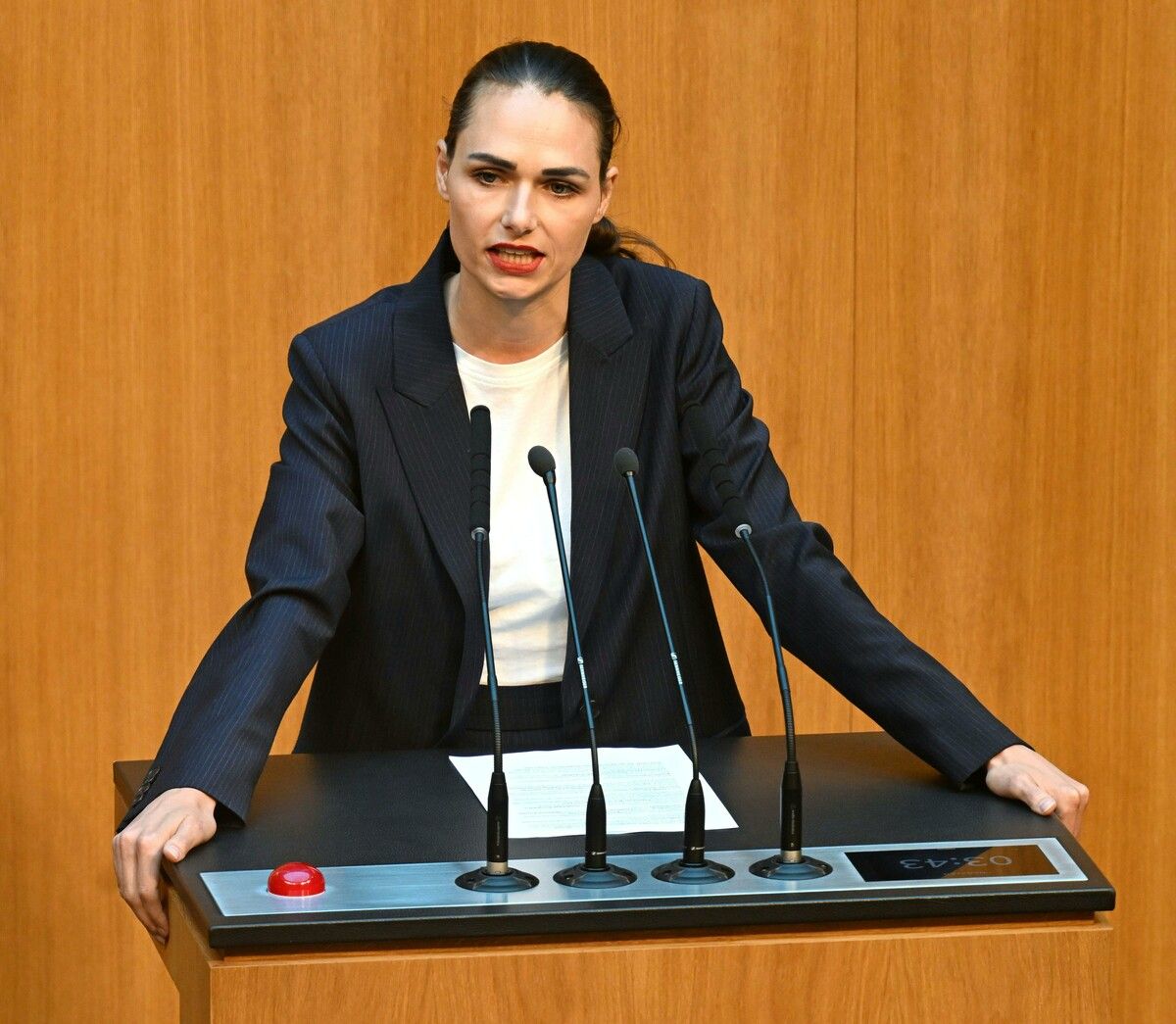Barbara Neßler fordert mehr Kindergartenplätze statt Großelternkarenz.APA