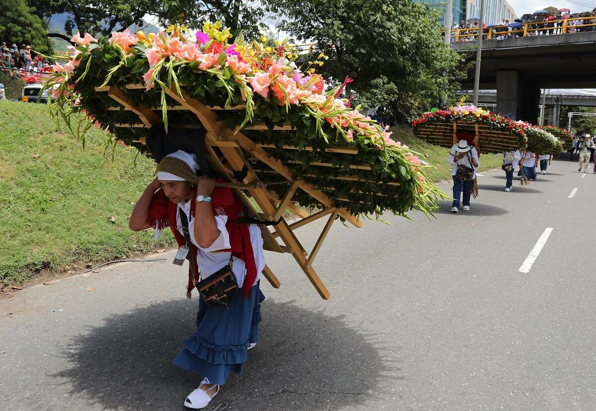 Bauern tragen Blumenarrangements während der traditionellen Silleteros-Parade im Rahmen des Blumenfestivals in Medellin, Kolumbien. AFP