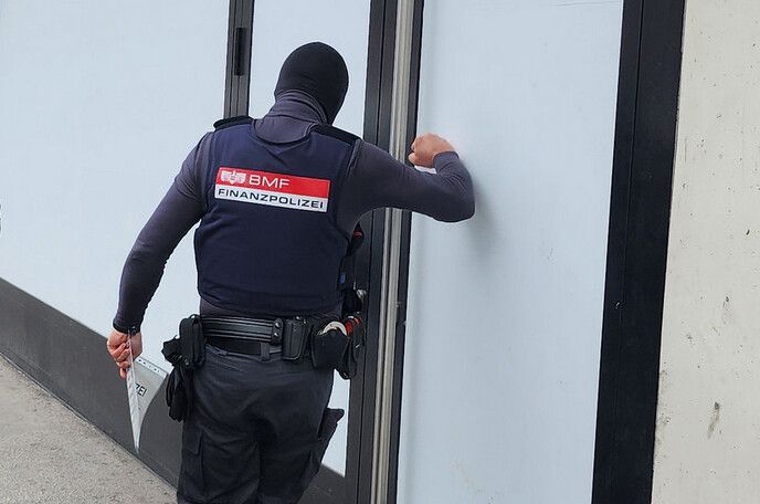 Beamte der Finanzpolizei klopften an zahlreiche Türen. ⇒Symbol/BMFI