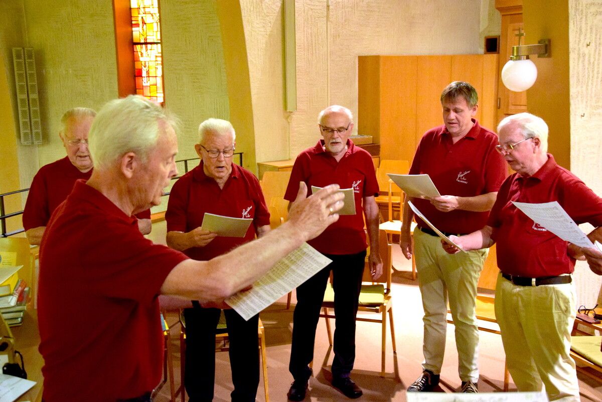 Bei der Messfeier in der Heilig-Kreuzkirche vertrat Chormitglied Erwin Elsensohn den Chorleiter Mario Ploner.⇒sCO