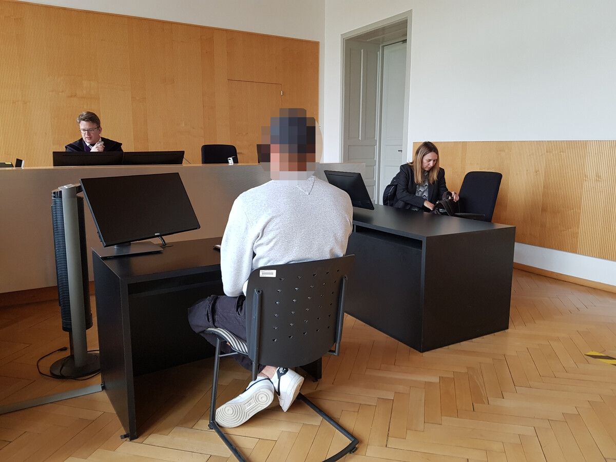 Bei der Verhandlung erschien der junge Angeklagte ausgenüchtert. ⇒Eckert