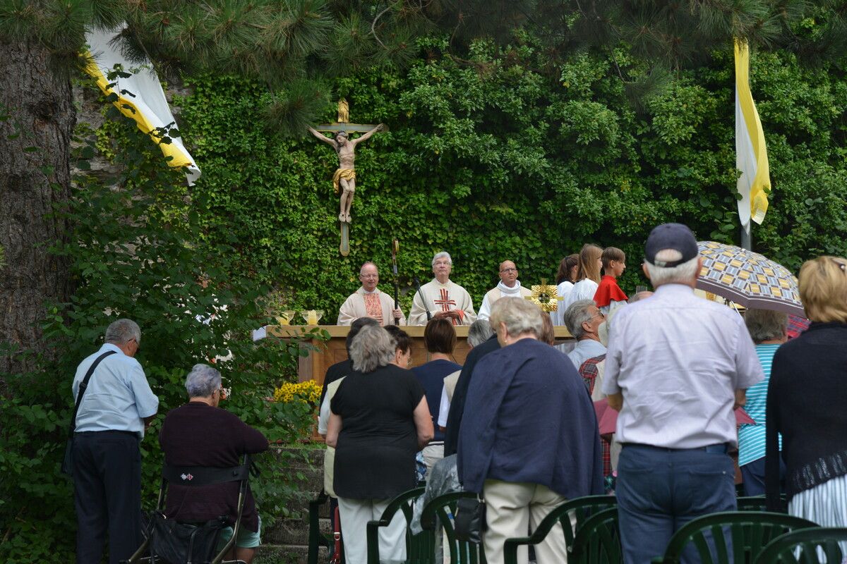 Bei gutem Wetter feiert Bischof Benno Elbs eine Festmesse unter freiem Himmel.⇒Kath. Kirche
