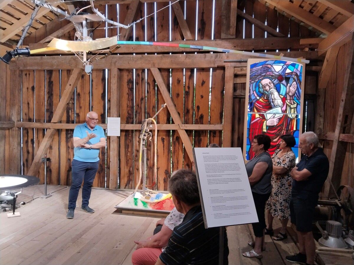 Bei Rundgängen mit Johannes Rauch gibt es spannende Hintergründe und Einblicke zu den Werken und ins Ausstellungskonzept.