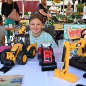 Kinder haben den Kirchplatz fest im Griff