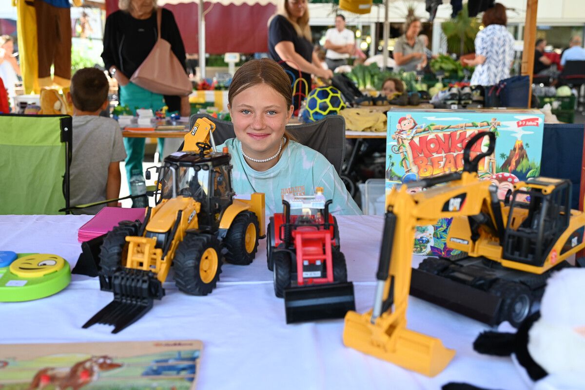 Beim Kinderflohmarkt in Lustenau verkauften die Kinder ihre Sachen an richtigen Marktständen. Bei Sara gingen Bruder-Fahrzeuge weg wie warme Semmel. ⇒BVS