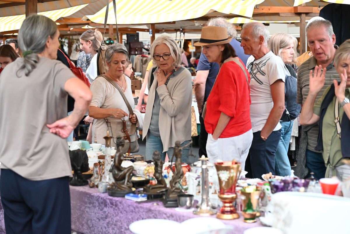 Beim zweitägigen Nachtflohmarkt konnten Besucherinnen und Besucher bis 22 Uhr stöbern und am Kirchplatz verweilen. ⇒bvs (2)