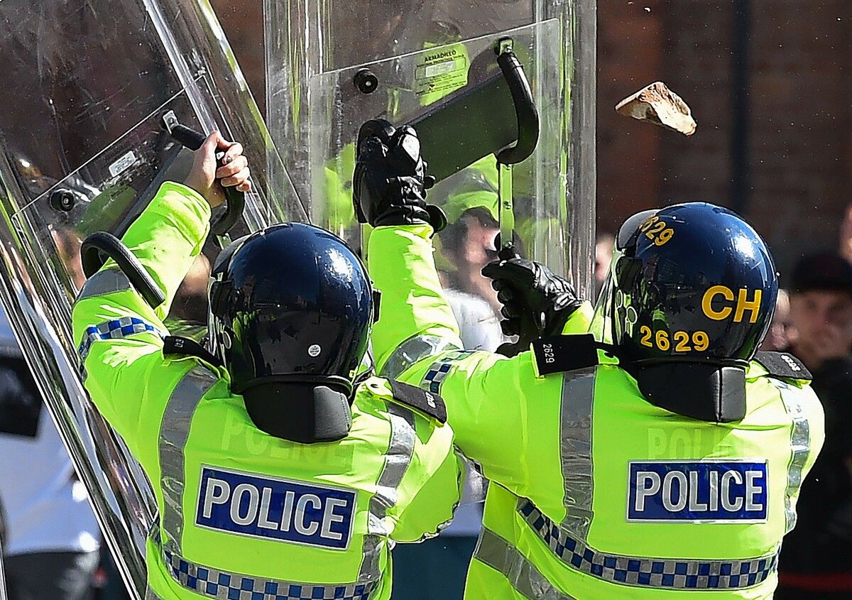 Bereits an den vergangenen Tagen kam es zu rechtsextremen Protesten. Gefordert wird auch, die Regierung müsse die Einreise von Migranten nach Großbritannien beenden. AFP