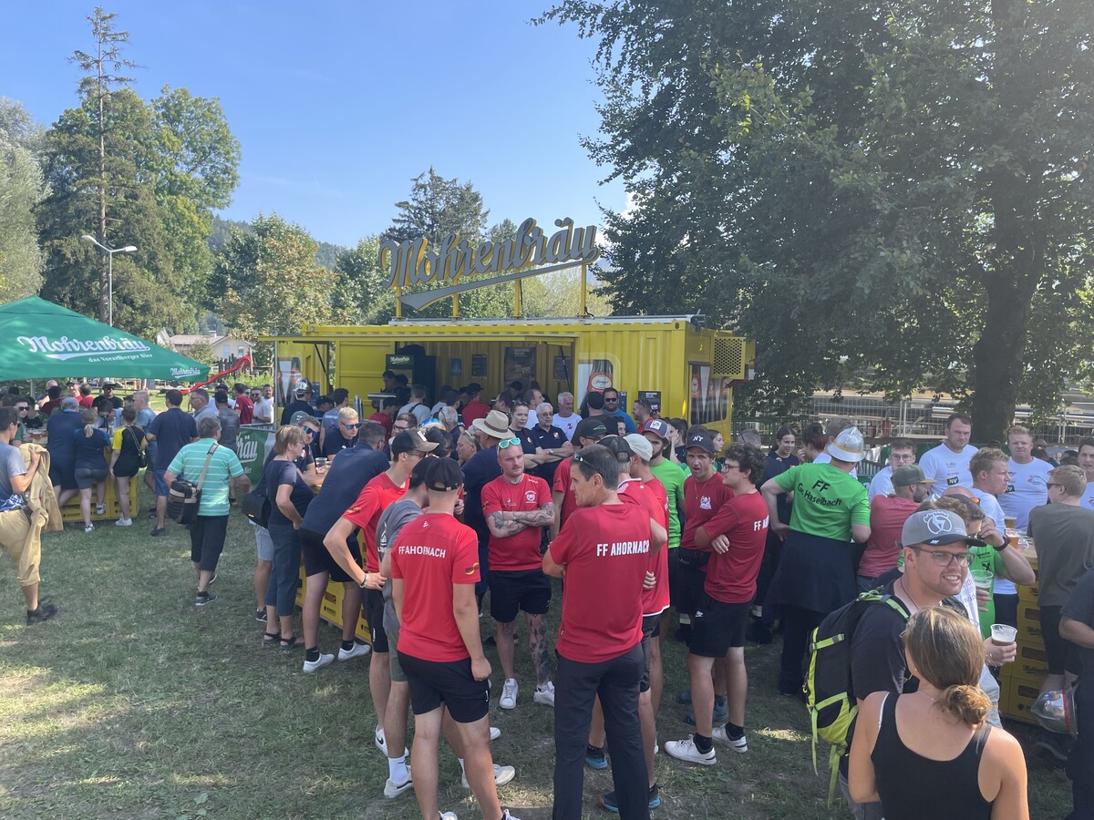 Bereits zur Mittagszeit sammelten sich die ersten Besucher im Biergarten.