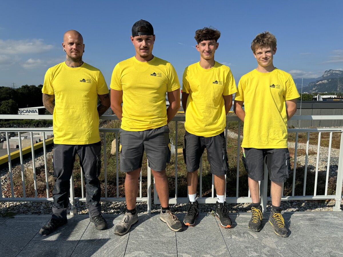 Berufsnachwuchs von Peter Dach in Götzis vor dem Start: Benedikt Wolf aus Dornbirn macht die Lehre als Spengler, Fabian Seewald aus Götzis, Philipp Berger aus Fraxern sowie Manuel Böckle aus Muntlix machen jeweils die Doppellehre Dachdecker und Spengler. ⇒FA