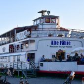 Alte Fähre auf Kurs in Richtung Schrottplatz