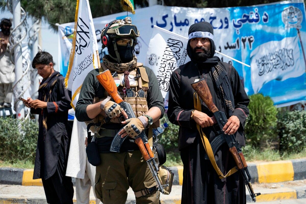 Bewaffnete Taliban werfen prüfende Blicke in Fahrzeuge. Sittenwächter fordern Frauen auf, sich voll zu verschleiern.⇒AFP