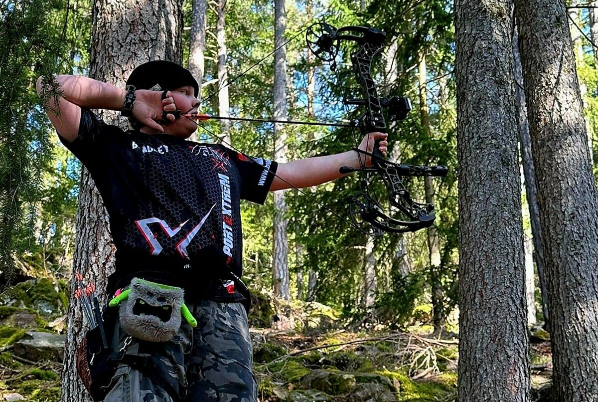 Bradley liebt das Bogenschießen im Wald.⇒Köhlmeier