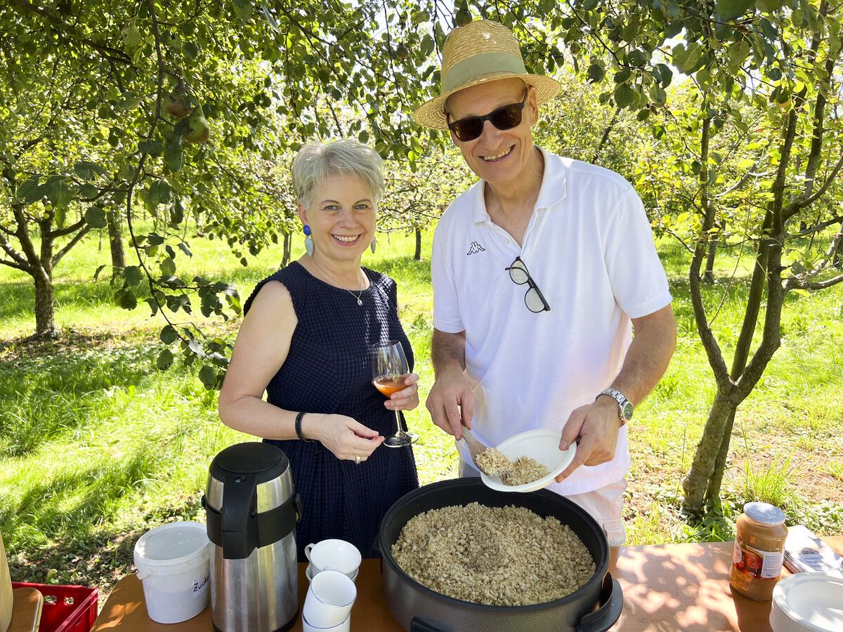 Brigitte Plemel und Riebelexperte Richard Dietrich.