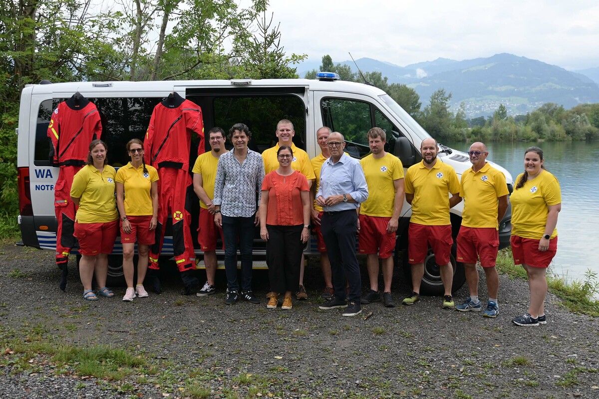 Bürgermeister Manfred Rädler, Bürgermeisterin Katharina Wöß-Krall und BürgermeisterWalter Gohm übergaben die Ausrüstung an die Wasserrettung. ⇒Stadt Feldkirch