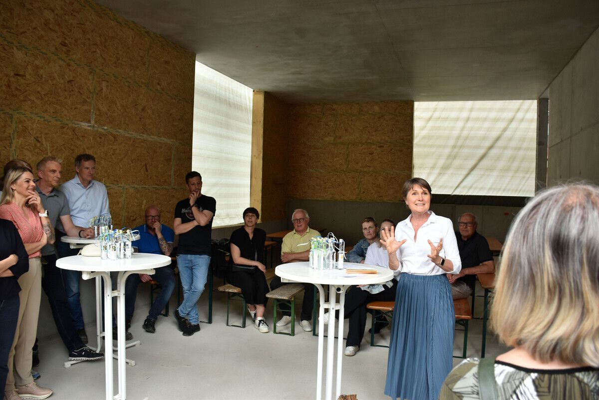 Bürgermeisterin Angelika Moosbrugger bei der Firstfeier der neuen Gebäude an der Kirchstraße.
