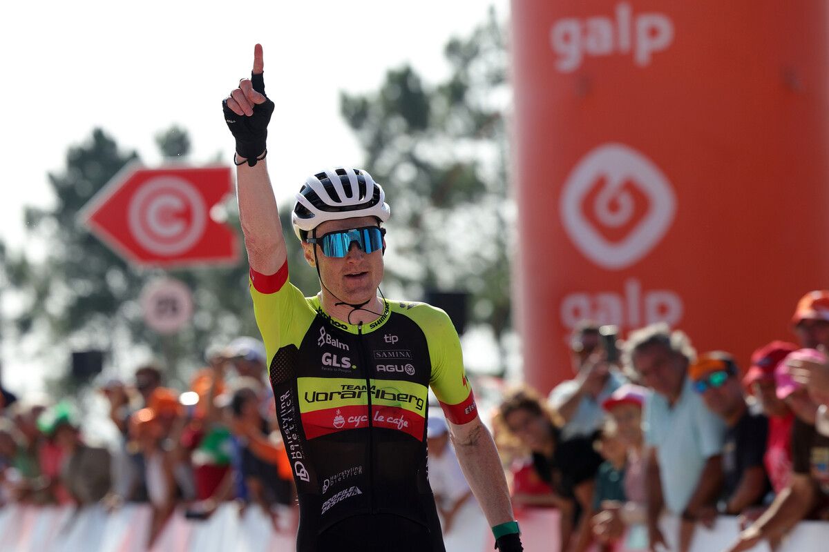 Colin Stüssi jubelt über Platz zwei bei der Rundfahrt durch Portugal.Correia