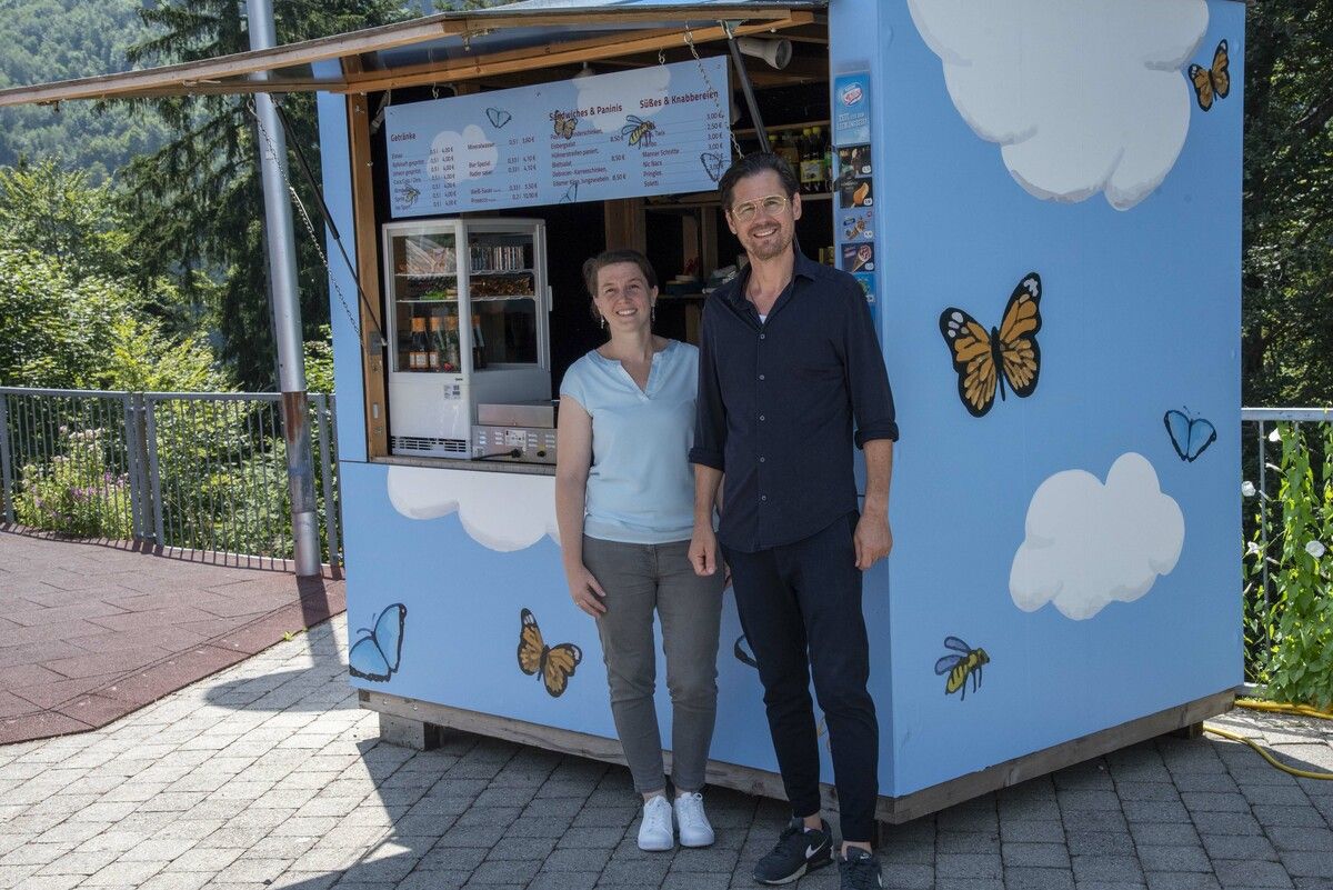 Daniela Bürger und Patrik Österle freuen sich über das gelungene Projekt mit dem BORG Schoren. ⇒Dornbirner Seilbahn AG