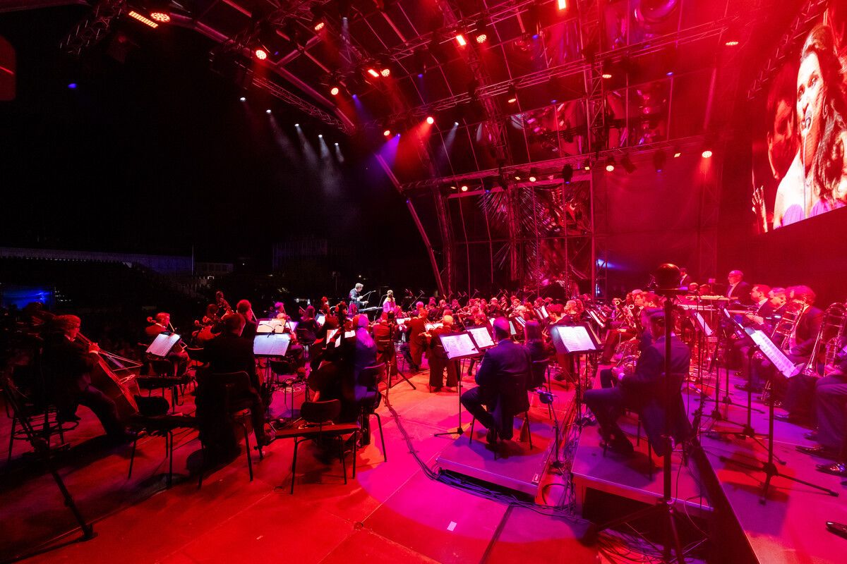 Das Festival bietet eine Mischung aus klassischer Musik, Crossover-Experimenten und familienfreundlichen Konzerten. ⇒julian konrad