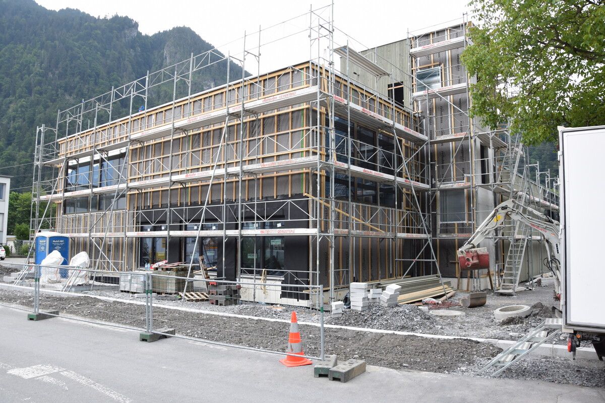 Das Gerätehaus der Feuerwehr Bings-Stallehr soll noch vor dem Winter fertig werden, derzeit wird die Holzfassade gebaut. ⇒Bludenz