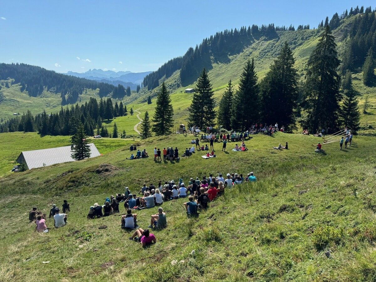 Das herrliche Panorama rund um die Burgl-Hütte, bei der anschließend ein gemütliches Beisammensein anstand, machte die Alpmesse zu einem besonderen Erlebnis.⇒rm