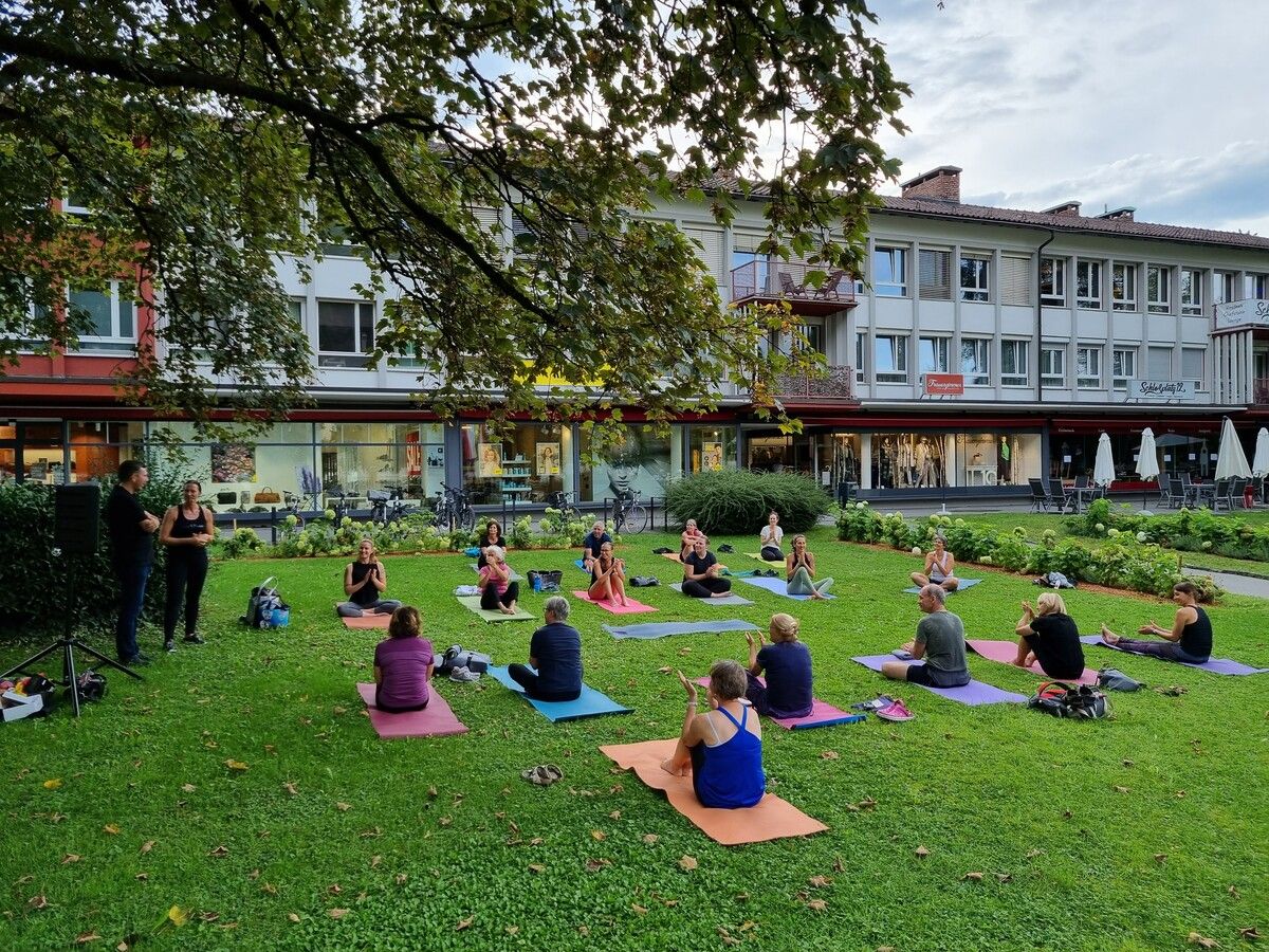 Das Schlossplatzyoga lockt am kommenden Mittwoch wieder die Yogafreunde ins Zentrum.⇒Stadt Hohenems