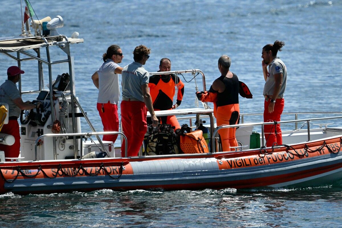 Das Segelschiff liegt auf der Seite in 50 Metern Tiefe, was die Arbeit erschwert. ⇒AFP