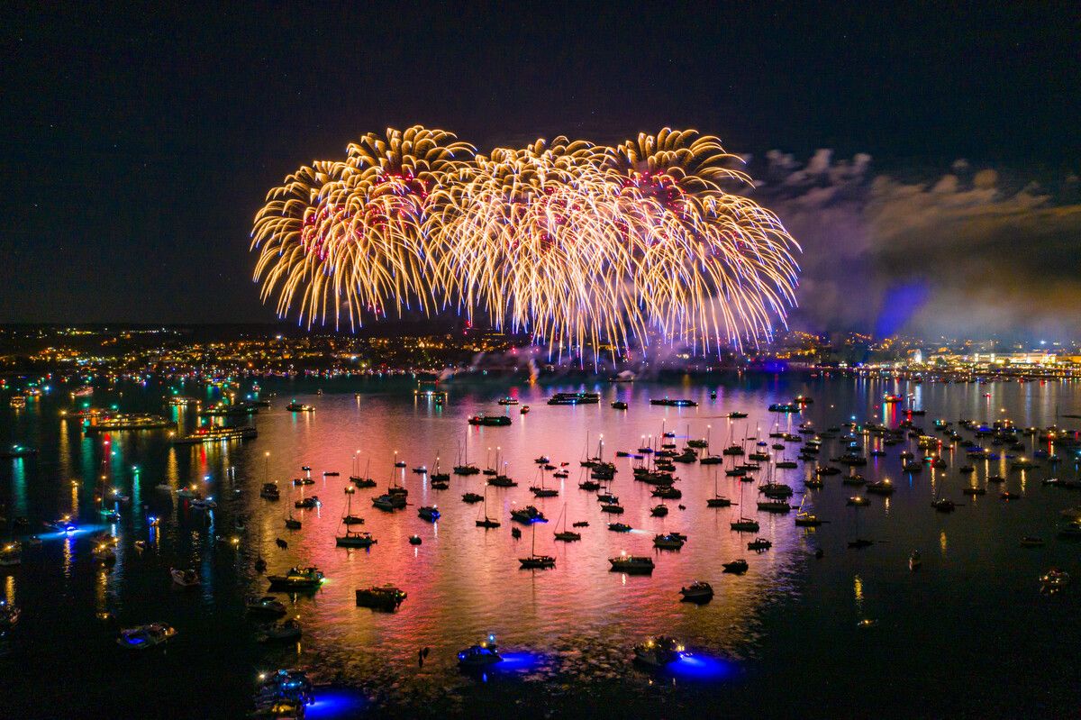 Das spektakuläre Feuerwerk auf dem Bodensee zwischen Konstanz und Kreuzlingen lockt jeden Sommer zahlreiche Besucher an.⇒Tourismus Konstanz/Achim Mende