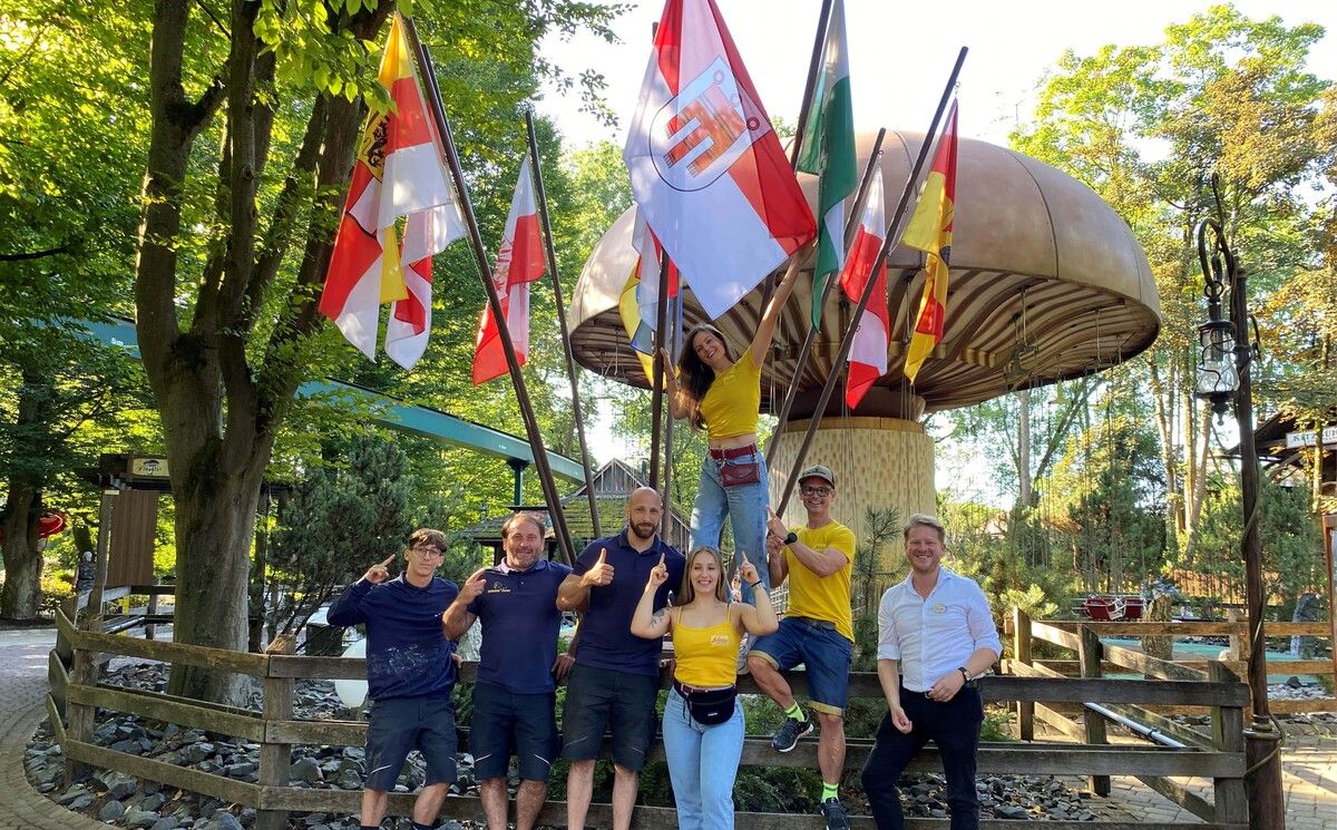 Das Team vom Antenne Vorarlberg Frühstücksradio hisste die Vorarlberg-Fahne in Rust.⇒