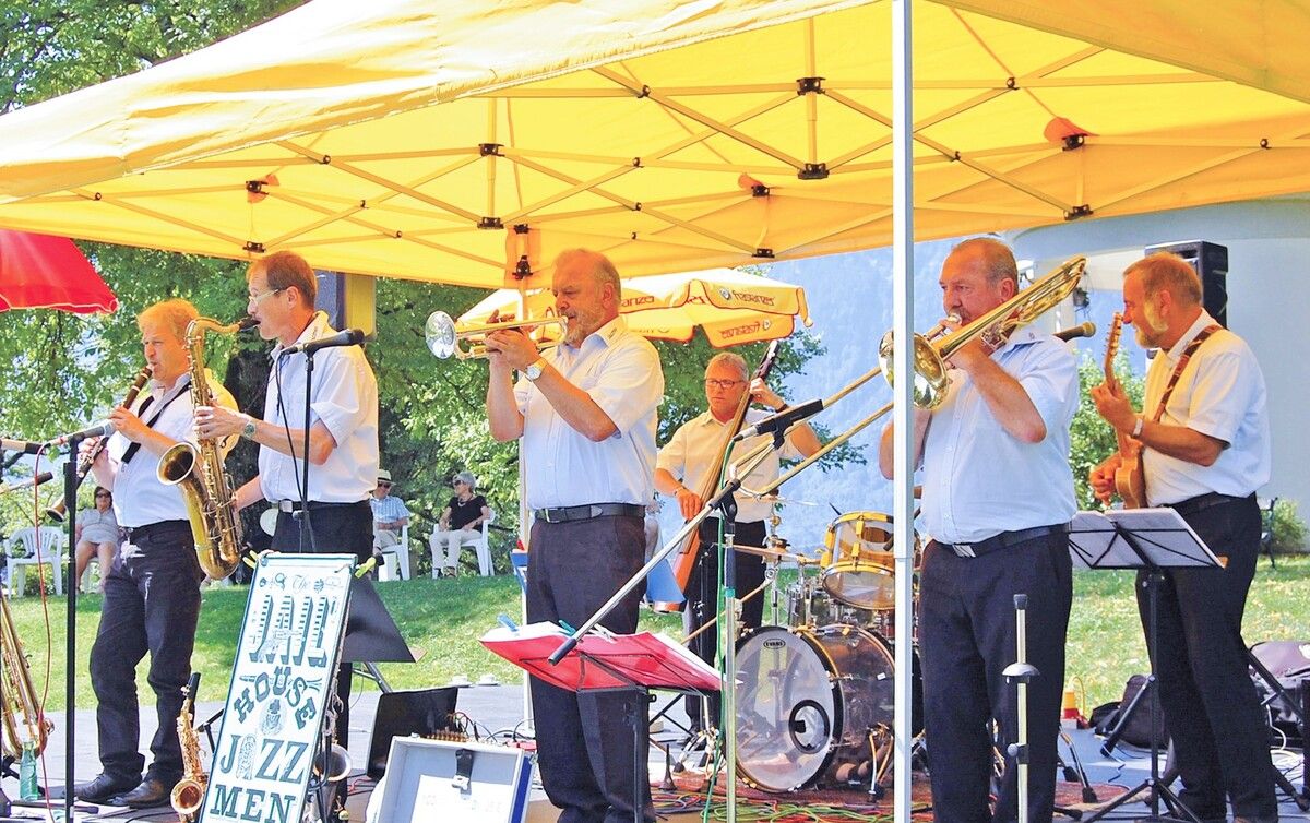 Den Auftakt gestalten die „Jailhouse Jazzmen” aus Überlingen. ⇒TM Hechenberger