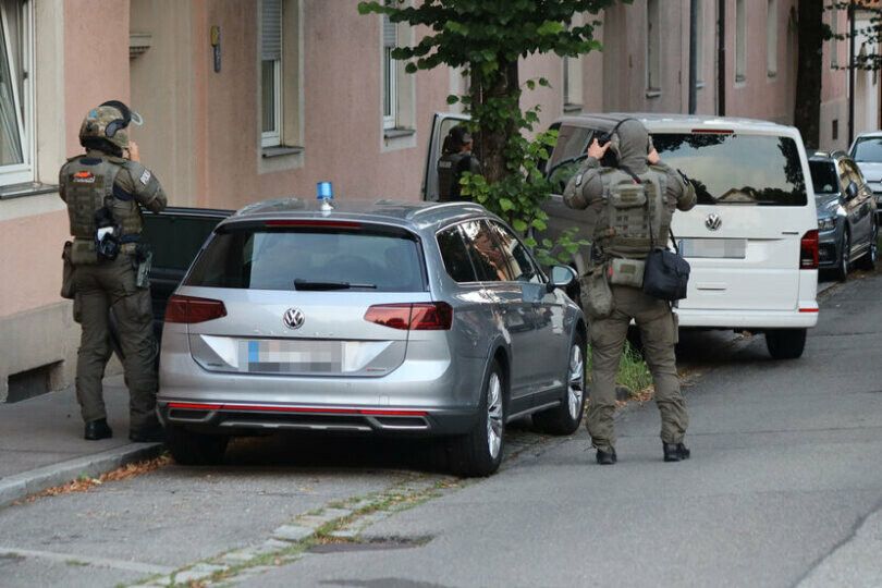 Der Bereich wurde mit starken Polizeikräften abgesichert und die zulaufenden Straßen wurden gesperrt. ⇒benjamin liss