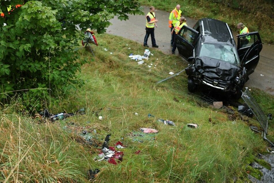 Der Dacia war nach dem Absturz frontal gegen eine Böschung geprallt. ⇒Vifogra