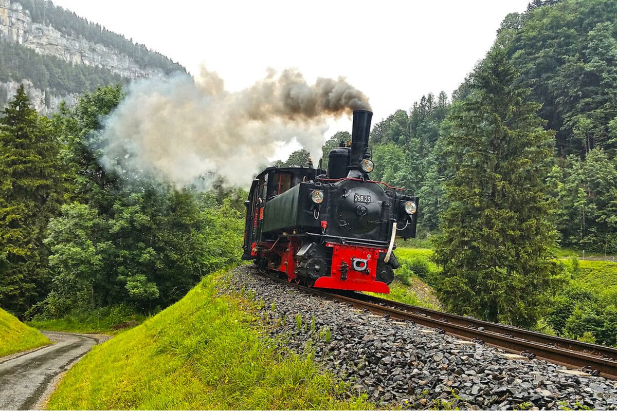 Der gemeinsamen Reise mit der Skulptur von Anna-Amanda Steurer wird eine der ersten historischen Lokomotiven vorgespannt, die mit der Entwicklung der Mobilität in der Region verbunden ist.⇒Müller/Archiv Museumsbahn BWB