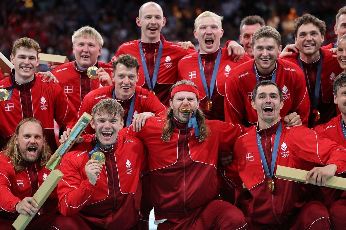 Der Goldjubel der dänischen Handballer mit Routinier Mikkel Hansen (Mitte) nach einem triumphalen Finalsieg.⇒apa?