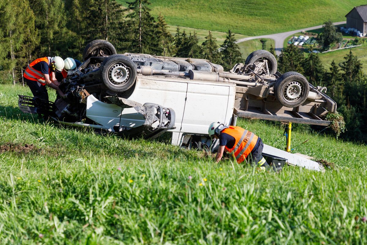 Der Kleinlaster blieb unterhalb der Straße auf dem Dach liegen. ⇒Hofmeister