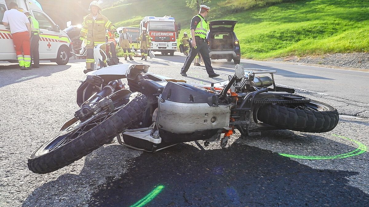 Der Lenker dieses Motorrades kam bei der Kollision zu Sturz und wurde unbestimmten Grades verletzt. ⇒Bernd Hofmeister